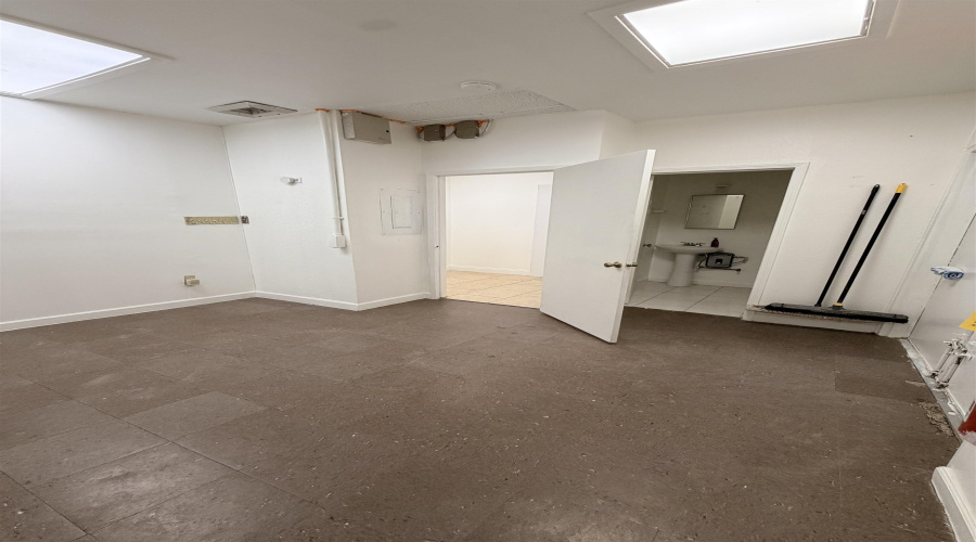 5603 San Dario Ave, Laredo, Texas 78041, 1 Room Rooms,1 BathroomBathrooms,Commercial retail/office,For Rent,5603 San Dario Ave,20264433