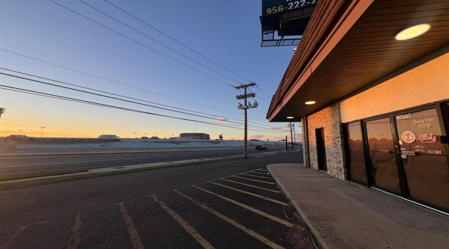5603 San Dario Ave, Laredo, Texas 78041, 1 Room Rooms,1 BathroomBathrooms,Commercial retail/office,For Rent,5603 San Dario Ave,20264433