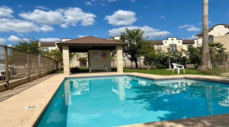 9811 Sterling Lp, Laredo, Texas 78045, 2 Bedrooms Bedrooms, 5 Rooms Rooms,2 BathroomsBathrooms,Residential,For Sale,9811 Sterling Lp,20264422
