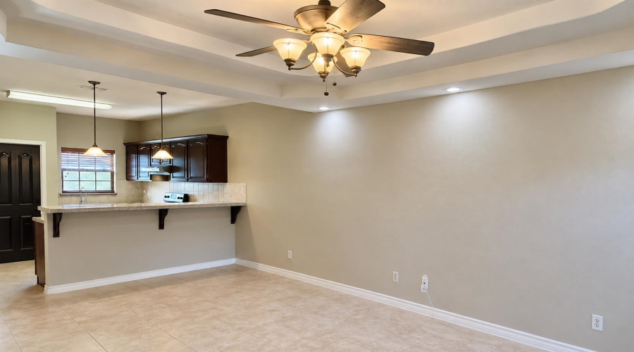 9811 Sterling Lp, Laredo, Texas 78045, 2 Bedrooms Bedrooms, 5 Rooms Rooms,2 BathroomsBathrooms,Residential,For Sale,9811 Sterling Lp,20264422