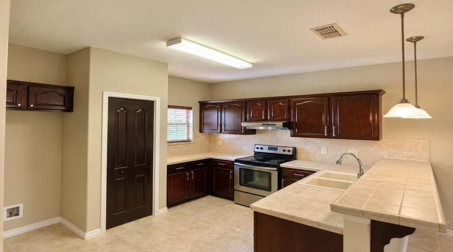 9811 Sterling Lp, Laredo, Texas 78045, 2 Bedrooms Bedrooms, 5 Rooms Rooms,2 BathroomsBathrooms,Residential,For Sale,9811 Sterling Lp,20264422
