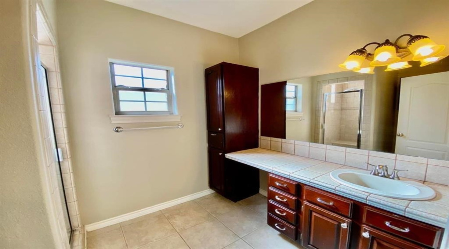9811 Sterling Lp, Laredo, Texas 78045, 2 Bedrooms Bedrooms, 5 Rooms Rooms,2 BathroomsBathrooms,Residential,For Sale,9811 Sterling Lp,20264422