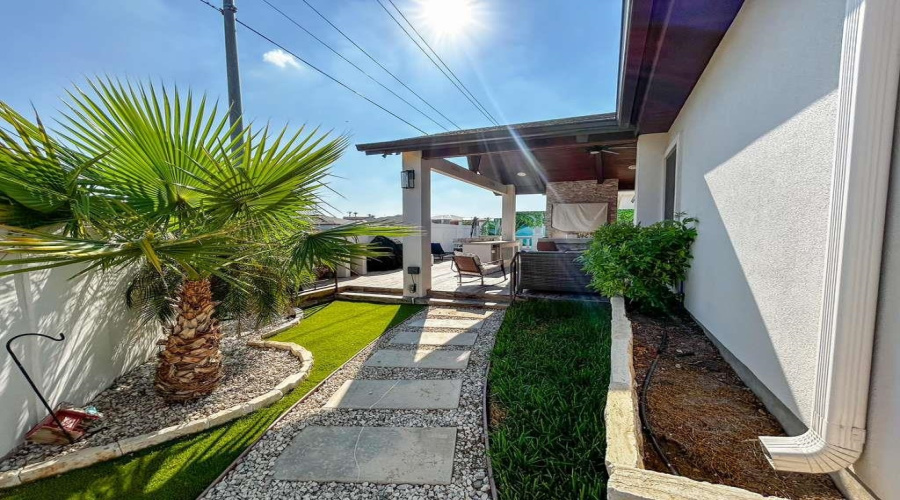 613 Puerta Del Sol, Laredo, Texas 78045, 4 Bedrooms Bedrooms, 6 Rooms Rooms,3 BathroomsBathrooms,Residential,For Sale,613 Puerta Del Sol,20264424