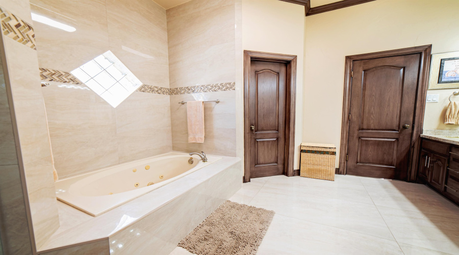 110 Windsor Rd, LAREDO, Texas 78045, 5 Bedrooms Bedrooms, 11 Rooms Rooms,5 BathroomsBathrooms,Residential,For Sale,110 Windsor Rd,20264444