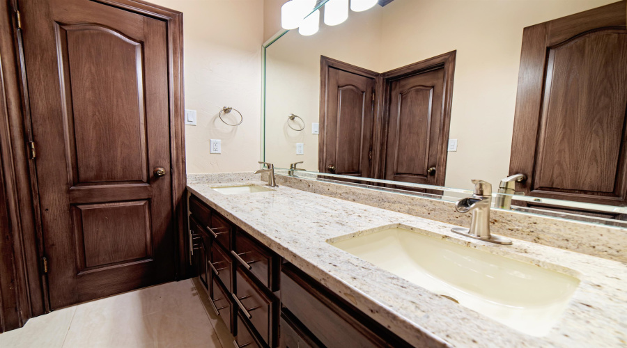 110 Windsor Rd, LAREDO, Texas 78045, 5 Bedrooms Bedrooms, 11 Rooms Rooms,5 BathroomsBathrooms,Residential,For Sale,110 Windsor Rd,20264444
