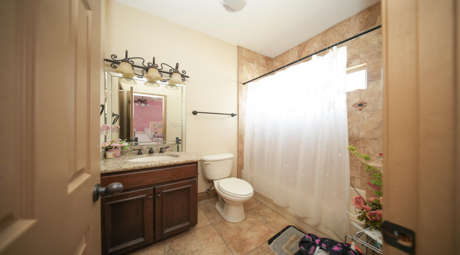 4120 De Novo St, LAREDO, Texas 78045, 4 Bedrooms Bedrooms, 8 Rooms Rooms,3 BathroomsBathrooms,Residential,For Sale,4120 De Novo St,20264454