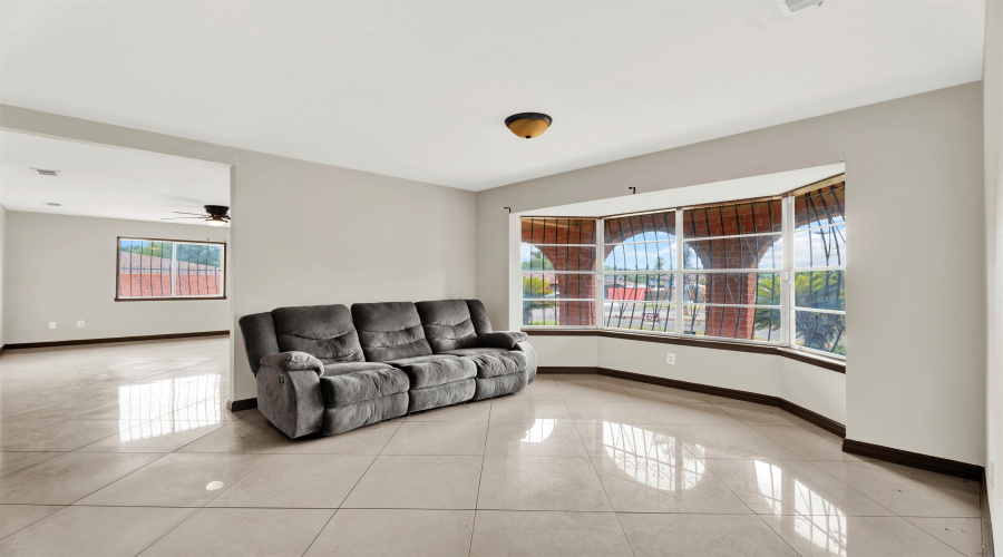 216 Century Blvd, Laredo, Texas 78046, 5 Bedrooms Bedrooms, 9 Rooms Rooms,4 BathroomsBathrooms,Residential,For Sale,216 Century Blvd,20264463