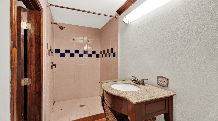 216 Century Blvd, Laredo, Texas 78046, 5 Bedrooms Bedrooms, 9 Rooms Rooms,4 BathroomsBathrooms,Residential,For Sale,216 Century Blvd,20264463
