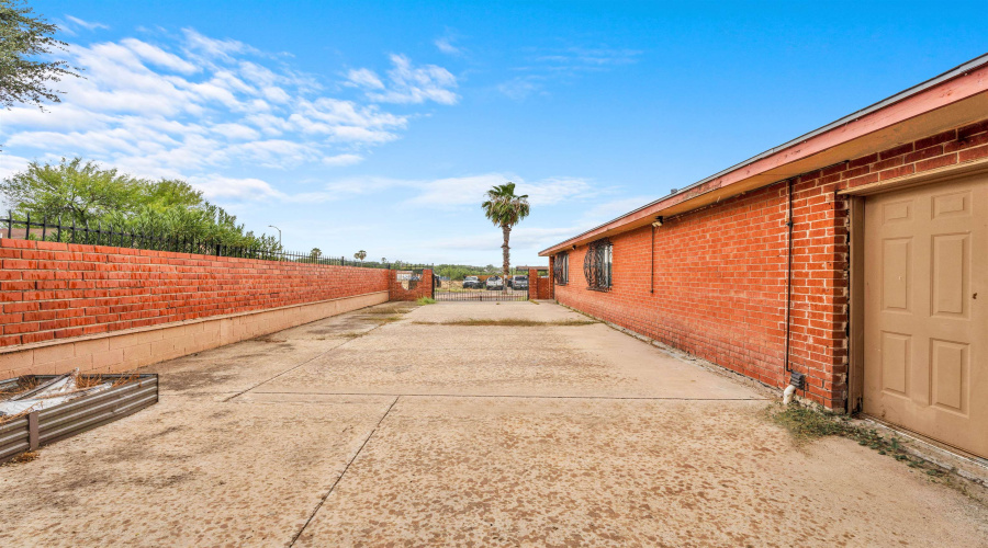 216 Century Blvd, Laredo, Texas 78046, 5 Bedrooms Bedrooms, 9 Rooms Rooms,4 BathroomsBathrooms,Residential,For Sale,216 Century Blvd,20264463