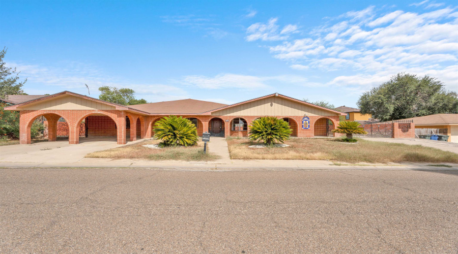 216 Century Blvd, Laredo, Texas 78046, 5 Bedrooms Bedrooms, 9 Rooms Rooms,4 BathroomsBathrooms,Residential,For Sale,216 Century Blvd,20264463