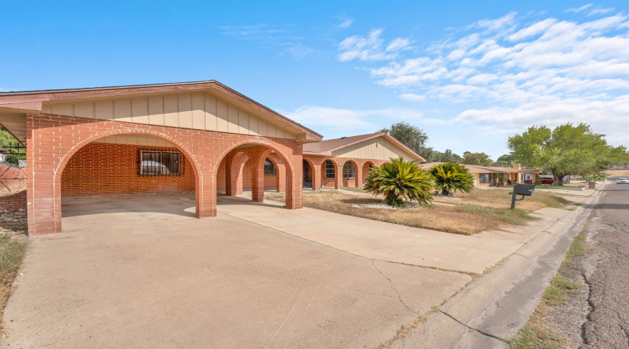 216 Century Blvd, Laredo, Texas 78046, 5 Bedrooms Bedrooms, 9 Rooms Rooms,4 BathroomsBathrooms,Residential,For Sale,216 Century Blvd,20264463