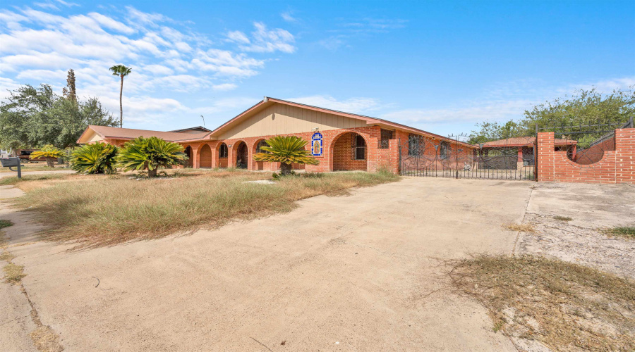 216 Century Blvd, Laredo, Texas 78046, 5 Bedrooms Bedrooms, 9 Rooms Rooms,4 BathroomsBathrooms,Residential,For Sale,216 Century Blvd,20264463
