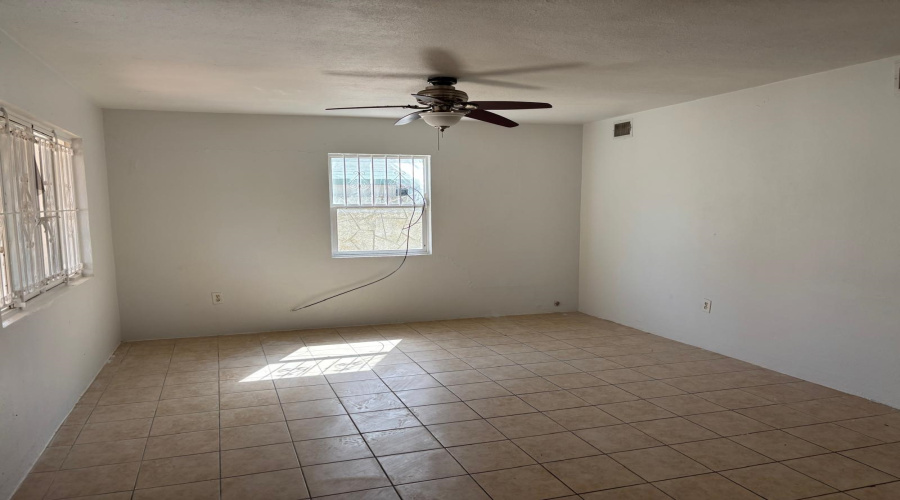 2303 Chacon St, Laredo, Texas 78043, 3 Bedrooms Bedrooms, 6 Rooms Rooms,1 BathroomBathrooms,Residential,For Rent,2303 Chacon St,20264468