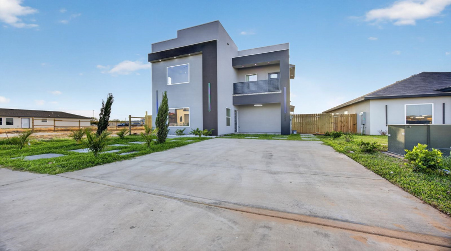 5060 Luna Grande Lp., Laredo, Texas 78046, 4 Bedrooms Bedrooms, 6 Rooms Rooms,2 BathroomsBathrooms,Residential,For Sale,5060 Luna Grande Lp.,20264477