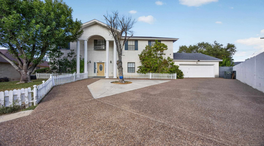 9013 Cliff Dr, Laredo, Texas 78045, 3 Bedrooms Bedrooms, 6 Rooms Rooms,2 BathroomsBathrooms,Residential,For Sale,9013 Cliff Dr,20264487