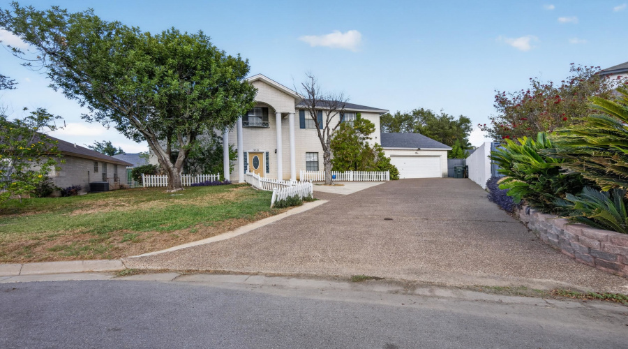 9013 Cliff Dr, Laredo, Texas 78045, 3 Bedrooms Bedrooms, 6 Rooms Rooms,2 BathroomsBathrooms,Residential,For Sale,9013 Cliff Dr,20264487