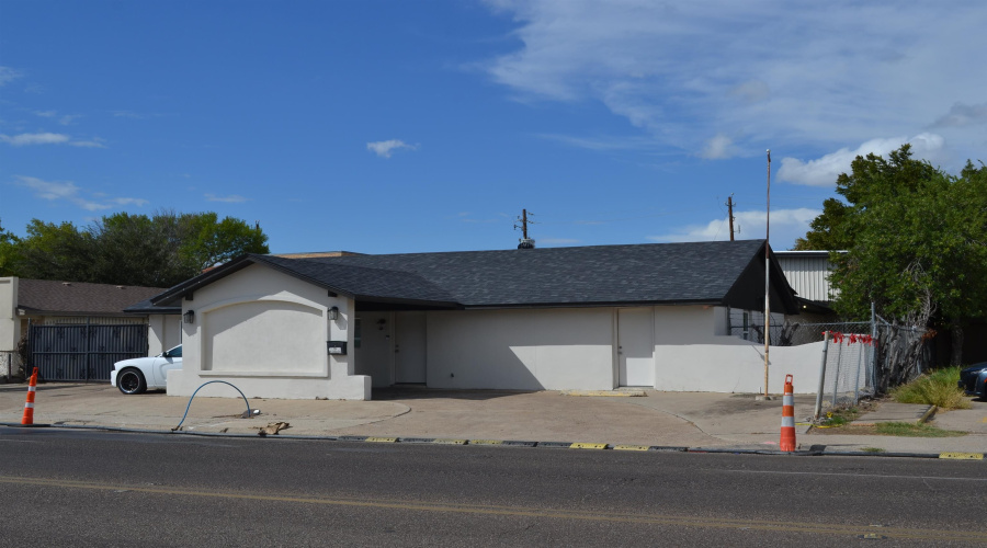 104 W Calton Rd, Laredo, Texas 78041, 1 Room Rooms,3 BathroomsBathrooms,Commercial retail/office,For Sale,104 W Calton Rd,20264493