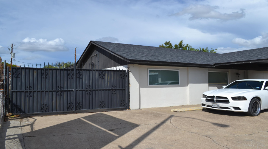 104 W Calton Rd, Laredo, Texas 78041, 1 Room Rooms,3 BathroomsBathrooms,Commercial retail/office,For Sale,104 W Calton Rd,20264493