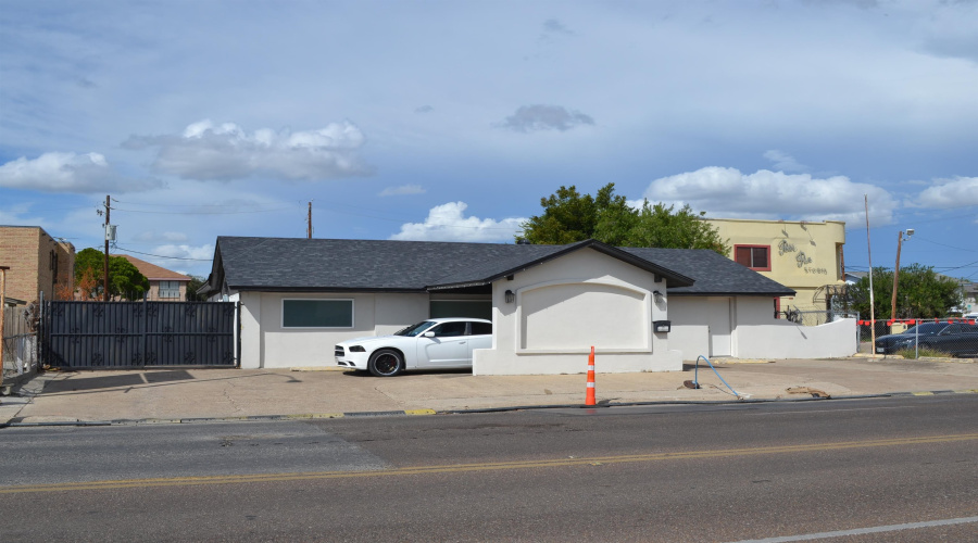 104 W Calton Rd, Laredo, Texas 78041, 1 Room Rooms,3 BathroomsBathrooms,Commercial retail/office,For Sale,104 W Calton Rd,20264493