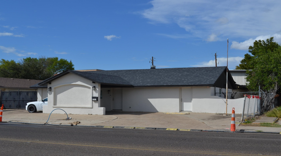 104 W Calton Rd, Laredo, Texas 78041, 1 Room Rooms,3 BathroomsBathrooms,Commercial retail/office,For Sale,104 W Calton Rd,20264493