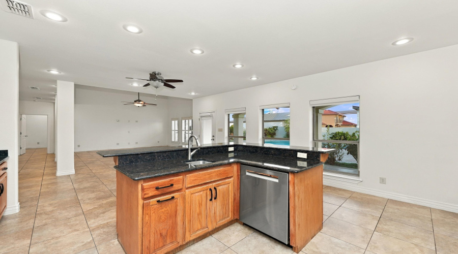 203 Lake Lugano Rd, Laredo, Texas 78041, 3 Bedrooms Bedrooms, 7 Rooms Rooms,3 BathroomsBathrooms,Residential,For Sale,203 Lake Lugano Rd,20264488