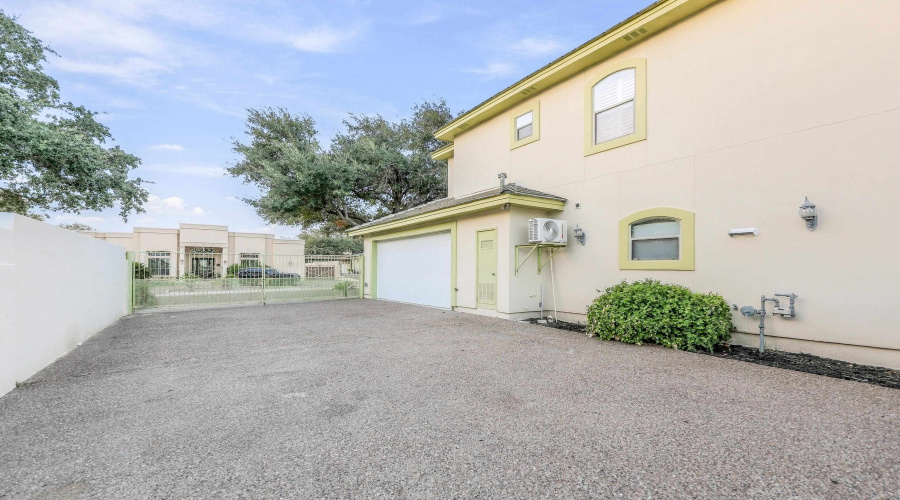 203 Lake Lugano Rd, Laredo, Texas 78041, 3 Bedrooms Bedrooms, 7 Rooms Rooms,3 BathroomsBathrooms,Residential,For Sale,203 Lake Lugano Rd,20264488