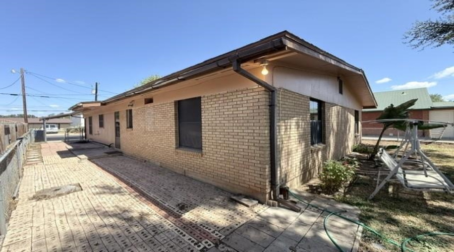 1817 E Lyon St, Laredo, Texas 78043, 3 Bedrooms Bedrooms, 5 Rooms Rooms,1 BathroomBathrooms,Residential,For Rent,1817 E Lyon St,20264490