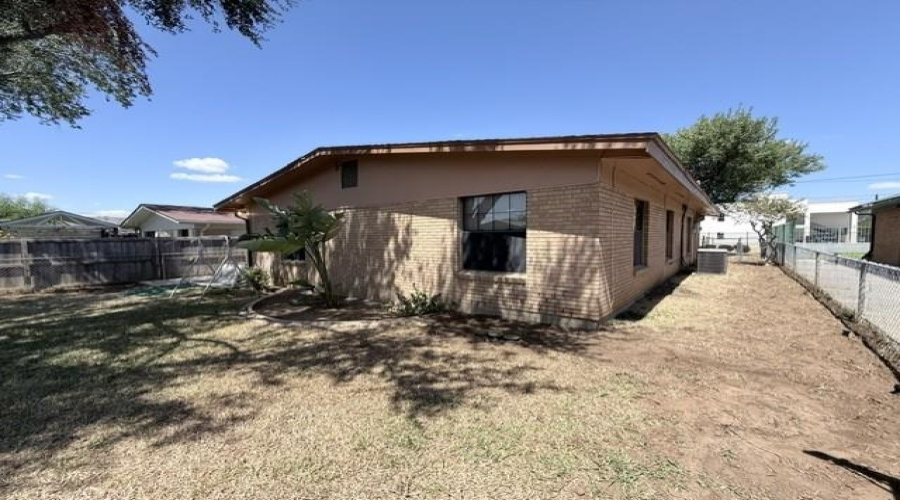1817 E Lyon St, Laredo, Texas 78043, 3 Bedrooms Bedrooms, 5 Rooms Rooms,1 BathroomBathrooms,Residential,For Rent,1817 E Lyon St,20264490