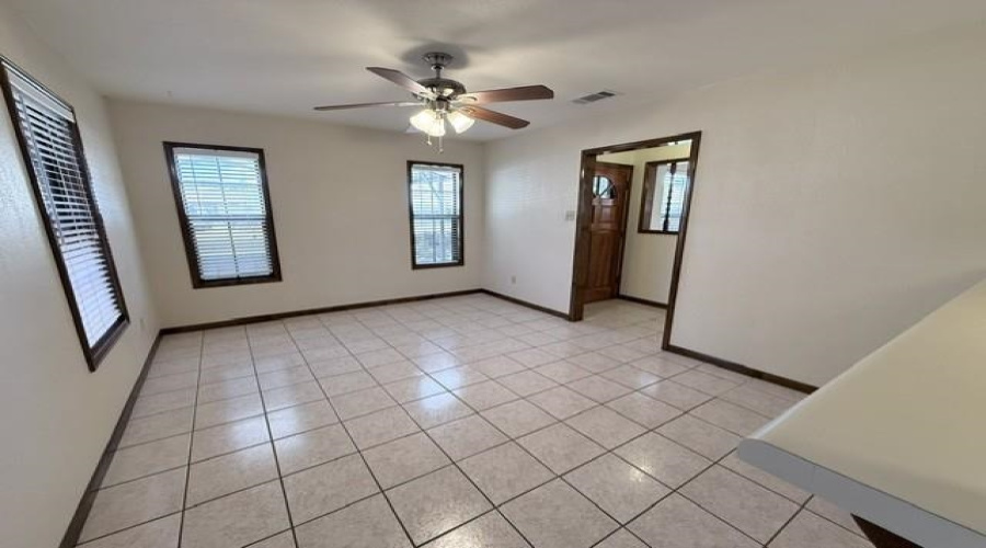 1817 E Lyon St, Laredo, Texas 78043, 3 Bedrooms Bedrooms, 5 Rooms Rooms,1 BathroomBathrooms,Residential,For Rent,1817 E Lyon St,20264490