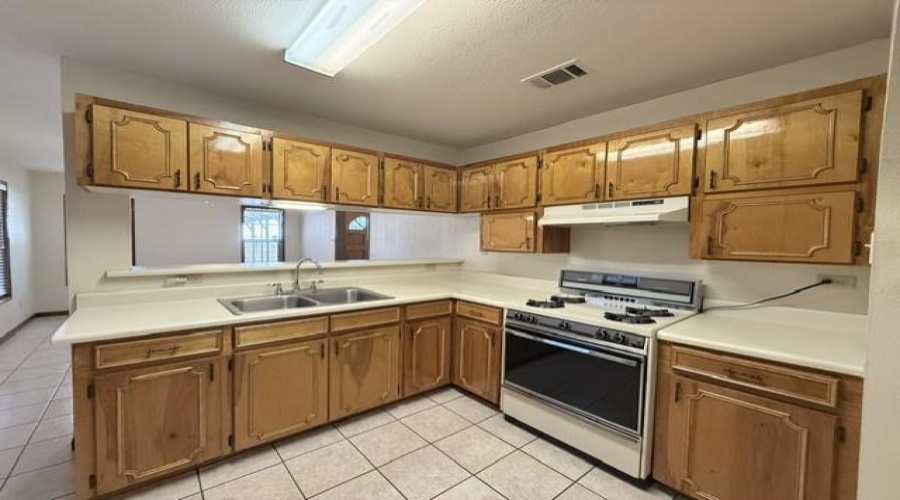 1817 E Lyon St, Laredo, Texas 78043, 3 Bedrooms Bedrooms, 5 Rooms Rooms,1 BathroomBathrooms,Residential,For Rent,1817 E Lyon St,20264490