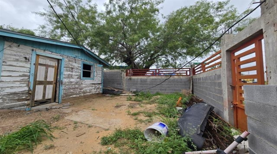 2401 Santa Clara St, Laredo, Texas 78046, 2 Bedrooms Bedrooms, 2 Rooms Rooms,1 BathroomBathrooms,Residential,For Sale,2401 Santa Clara St,20264497