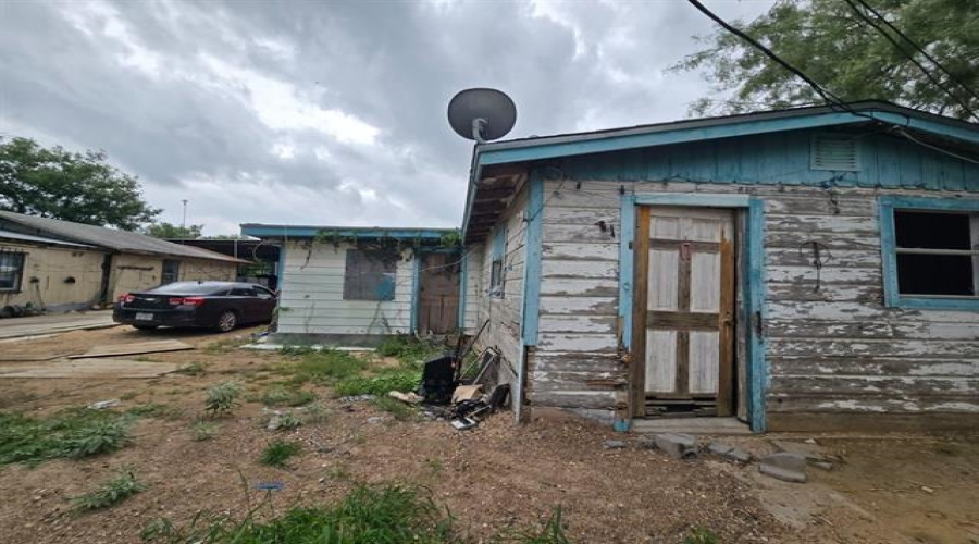 2401 Santa Clara St, Laredo, Texas 78046, 2 Bedrooms Bedrooms, 2 Rooms Rooms,1 BathroomBathrooms,Residential,For Sale,2401 Santa Clara St,20264497