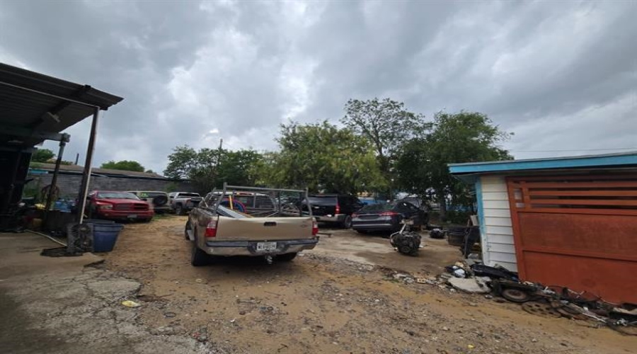 2401 Santa Clara St, Laredo, Texas 78046, 2 Bedrooms Bedrooms, 2 Rooms Rooms,1 BathroomBathrooms,Residential,For Sale,2401 Santa Clara St,20264497