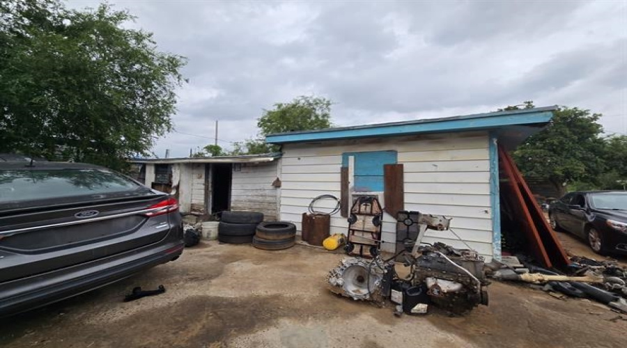 2401 Santa Clara St, Laredo, Texas 78046, 2 Bedrooms Bedrooms, 2 Rooms Rooms,1 BathroomBathrooms,Residential,For Sale,2401 Santa Clara St,20264497