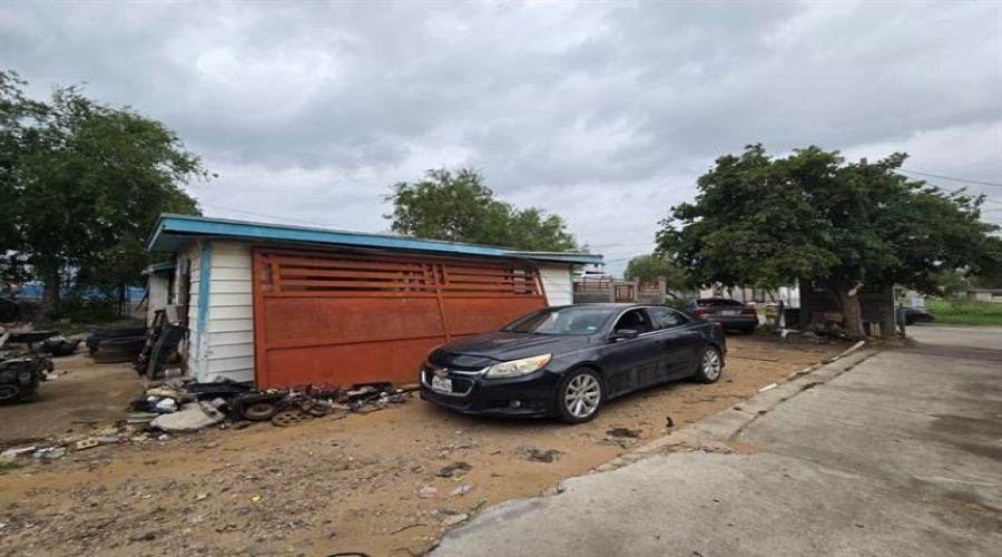 2401 Santa Clara St, Laredo, Texas 78046, 2 Bedrooms Bedrooms, 2 Rooms Rooms,1 BathroomBathrooms,Residential,For Sale,2401 Santa Clara St,20264497