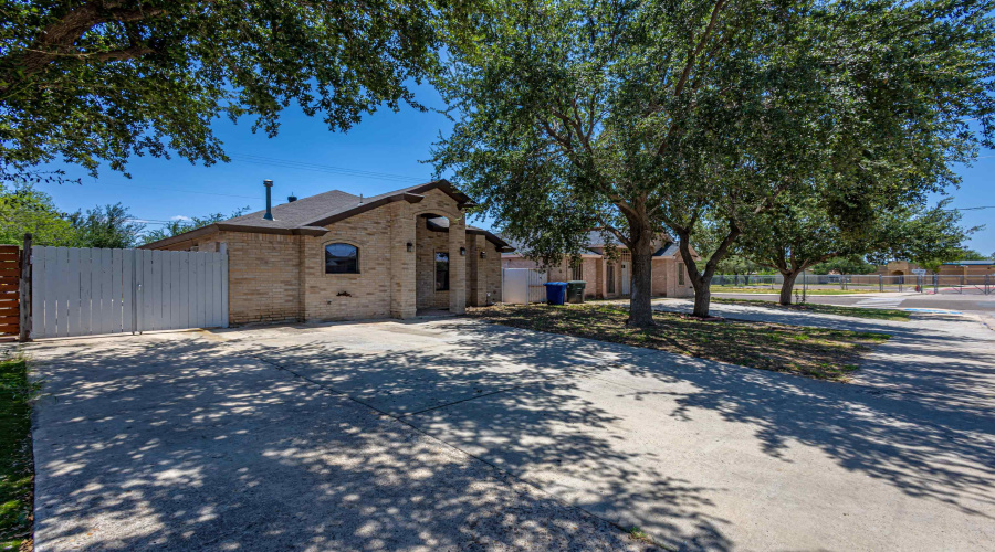 703 Snake Dr, LAREDO, Texas 78045, 3 Bedrooms Bedrooms, 5 Rooms Rooms,2 BathroomsBathrooms,Residential,For Sale,703 Snake Dr,20263050