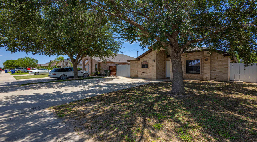 703 Snake Dr, LAREDO, Texas 78045, 3 Bedrooms Bedrooms, 5 Rooms Rooms,2 BathroomsBathrooms,Residential,For Sale,703 Snake Dr,20263050
