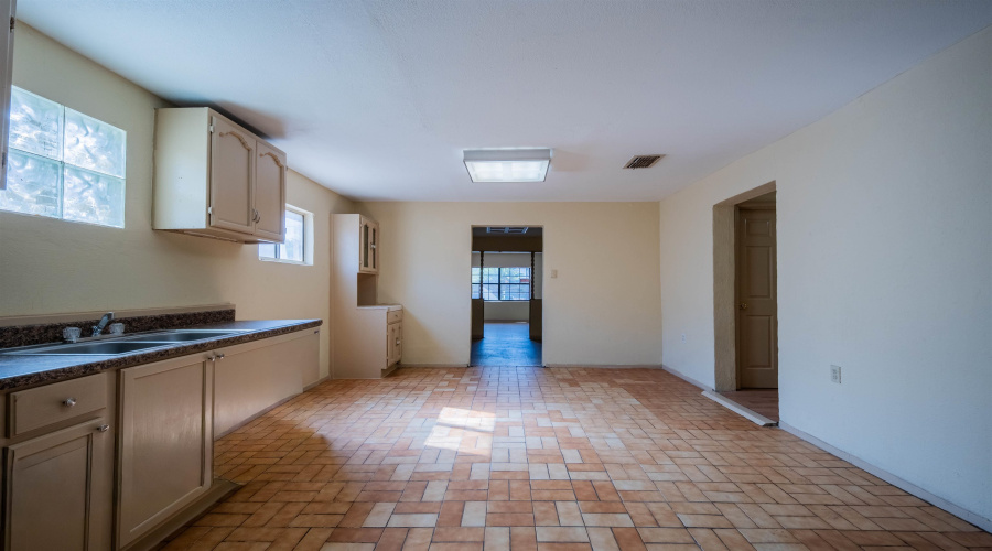 102 Chihuahua St, Laredo, Texas 78040, 7 Bedrooms Bedrooms, 10 Rooms Rooms,3 BathroomsBathrooms,Residential,For Sale,102 Chihuahua St,20264500