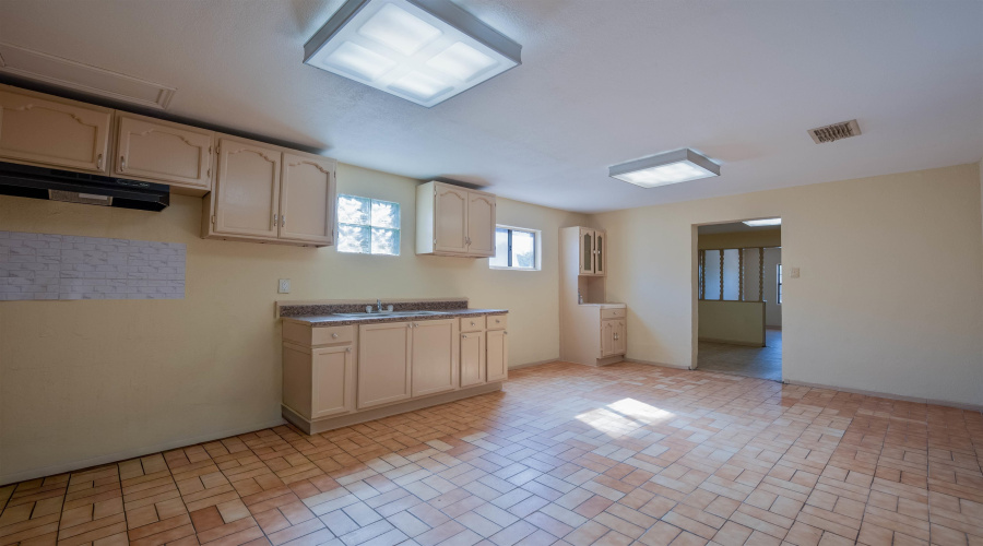 102 Chihuahua St, Laredo, Texas 78040, 7 Bedrooms Bedrooms, 10 Rooms Rooms,3 BathroomsBathrooms,Residential,For Sale,102 Chihuahua St,20264500