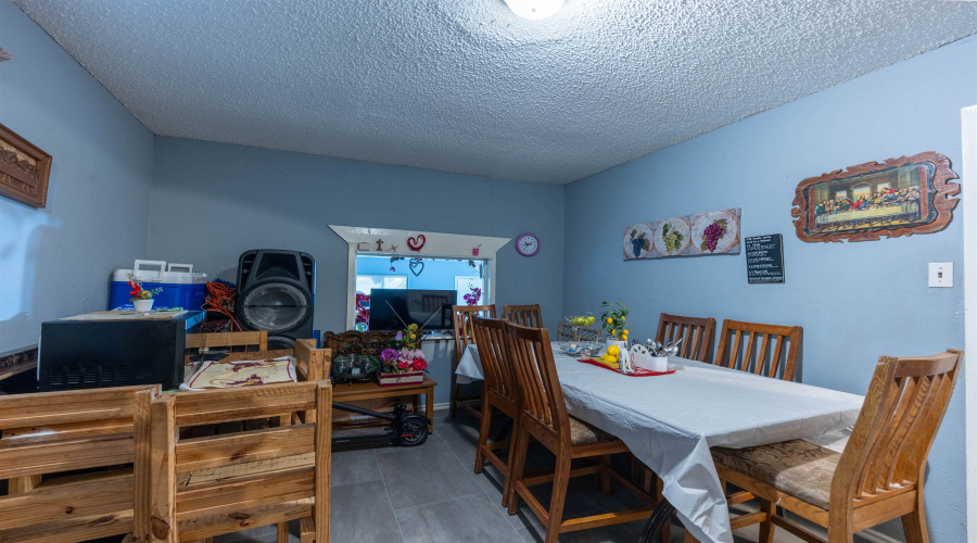 102 Chihuahua St, Laredo, Texas 78040, 7 Bedrooms Bedrooms, 10 Rooms Rooms,3 BathroomsBathrooms,Residential,For Sale,102 Chihuahua St,20264500