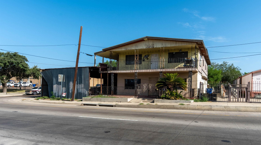 102 Chihuahua St, Laredo, Texas 78040, 7 Bedrooms Bedrooms, 10 Rooms Rooms,3 BathroomsBathrooms,Residential,For Sale,102 Chihuahua St,20264500
