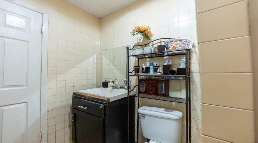 102 Chihuahua St, Laredo, Texas 78040, 7 Bedrooms Bedrooms, 10 Rooms Rooms,3 BathroomsBathrooms,Residential,For Sale,102 Chihuahua St,20264500