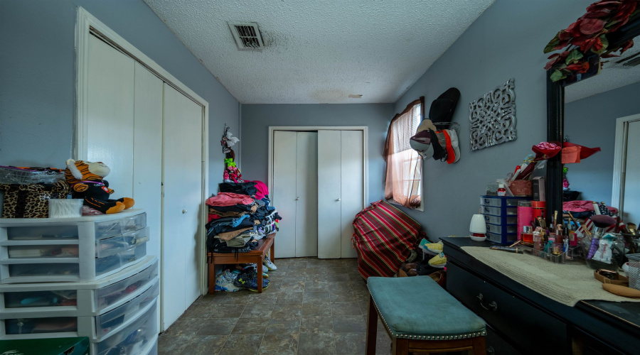 102 Chihuahua St, Laredo, Texas 78040, 7 Bedrooms Bedrooms, 10 Rooms Rooms,3 BathroomsBathrooms,Residential,For Sale,102 Chihuahua St,20264500