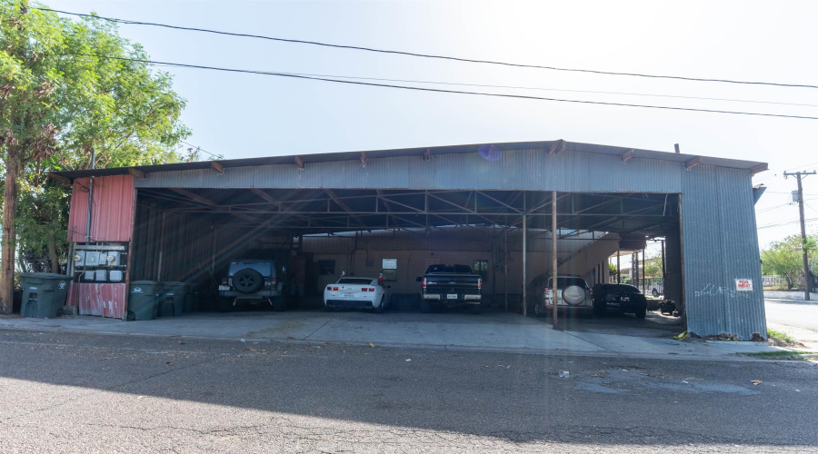 102 Chihuahua St, Laredo, Texas 78040, 7 Bedrooms Bedrooms, 10 Rooms Rooms,3 BathroomsBathrooms,Residential,For Sale,102 Chihuahua St,20264500