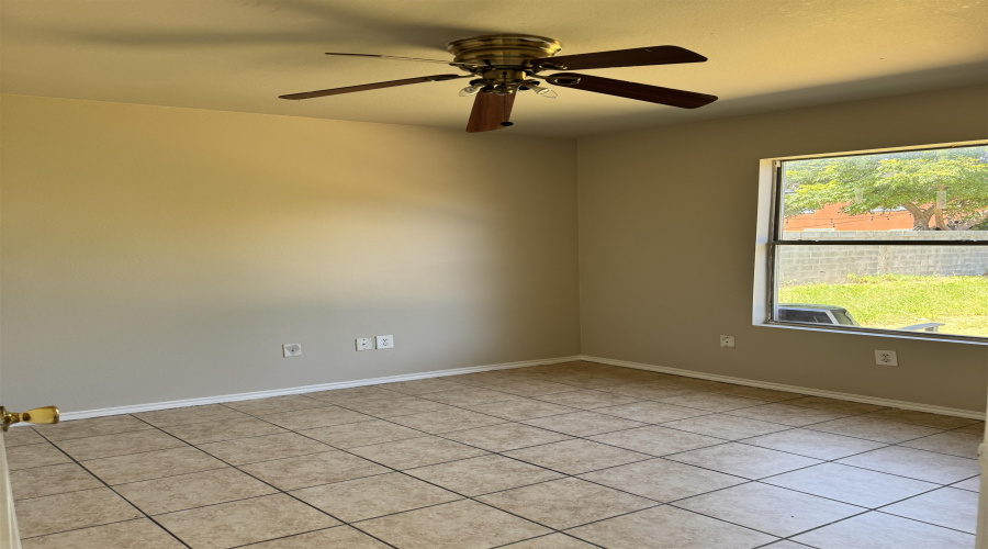 2615 Bandera Dr, Laredo, Texas 78045, 3 Bedrooms Bedrooms, 5 Rooms Rooms,2 BathroomsBathrooms,Residential,For Rent,2615 Bandera Dr,20264505