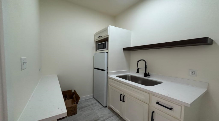 1113 San Bernardo Ave, laredo, Texas 78040, 1 Room Rooms,1 BathroomBathrooms,Commercial retail/office,For Rent,1113 San Bernardo Ave,20264506