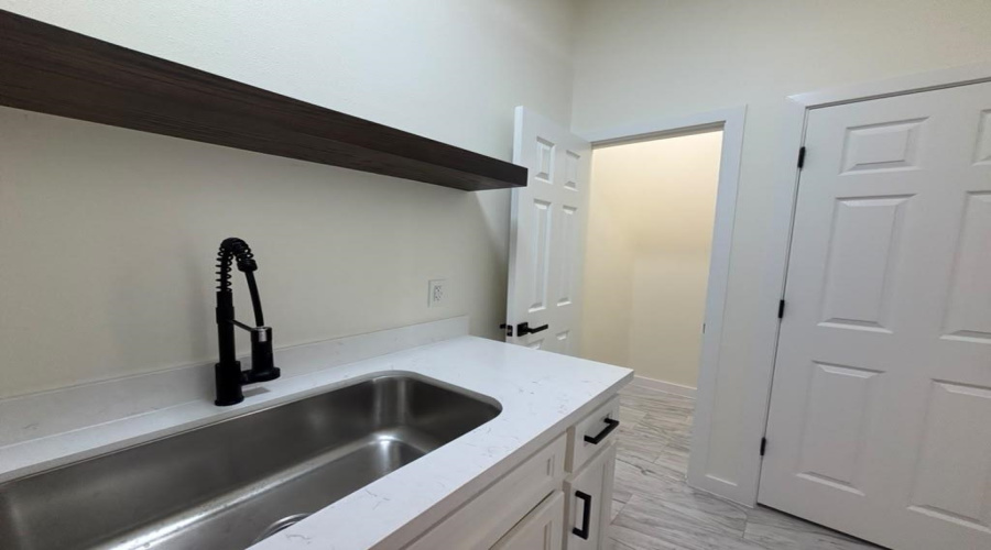 1113 San Bernardo Ave, laredo, Texas 78040, 1 Room Rooms,1 BathroomBathrooms,Commercial retail/office,For Rent,1113 San Bernardo Ave,20264506