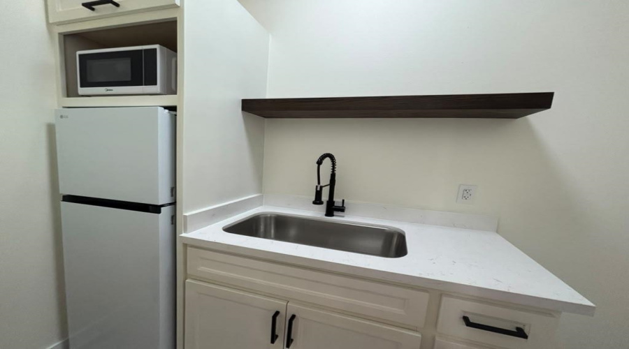 1113 San Bernardo Ave, laredo, Texas 78040, 1 Room Rooms,1 BathroomBathrooms,Commercial retail/office,For Rent,1113 San Bernardo Ave,20264506