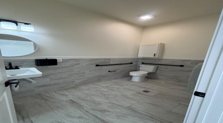 1113 San Bernardo Ave, laredo, Texas 78040, 1 Room Rooms,1 BathroomBathrooms,Commercial retail/office,For Rent,1113 San Bernardo Ave,20264506