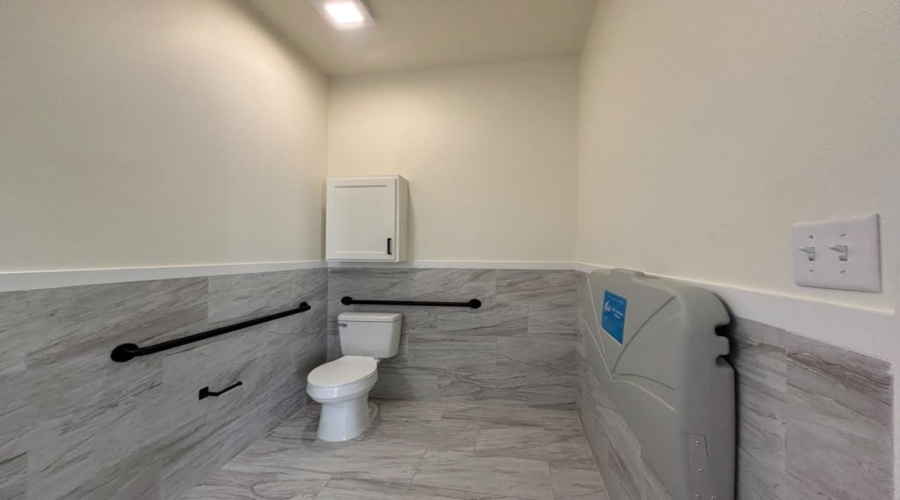 1113 San Bernardo Ave, laredo, Texas 78040, 1 Room Rooms,1 BathroomBathrooms,Commercial retail/office,For Rent,1113 San Bernardo Ave,20264506